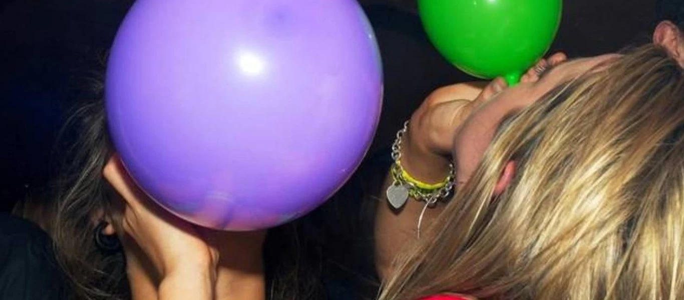 Το αέριο γέλιου δεν είναι τόσο αθώο όσο φαίνεται - Οι λόγοι που δεν πρέπει να το εισπνέεις